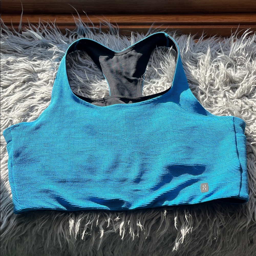 On Cloud Running  Blue Sports Bra with stash pockets